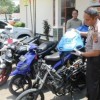 Barang bukti pelaku ranmopr diamankan di Mapolres Kuningan.